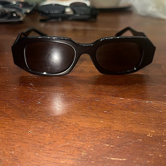 PRADA - Picture 4 of 10